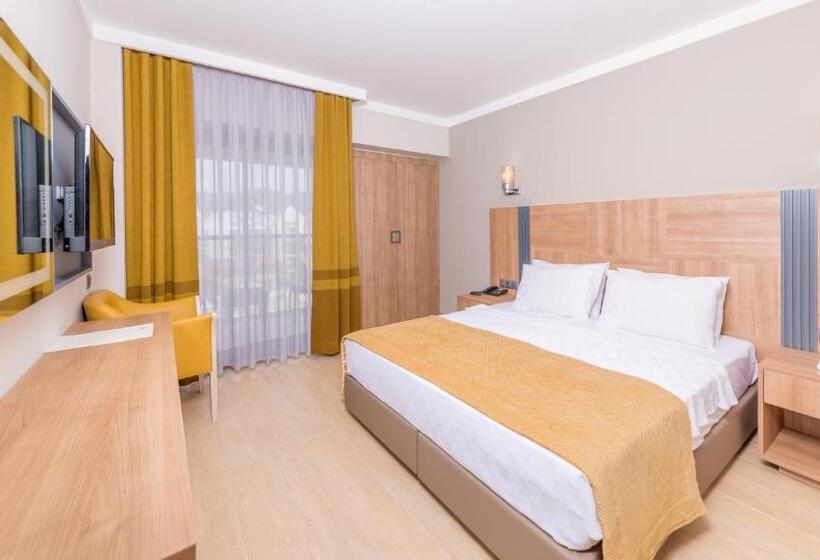 חדר סופריור, Julian Club