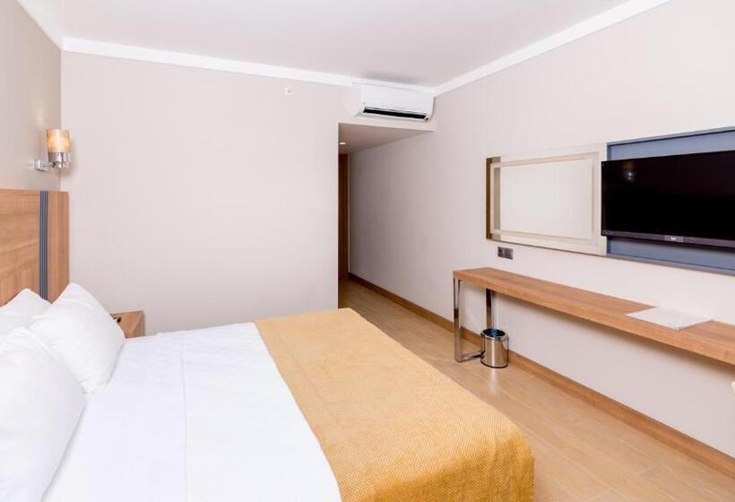 חדר סופריור, Julian Club