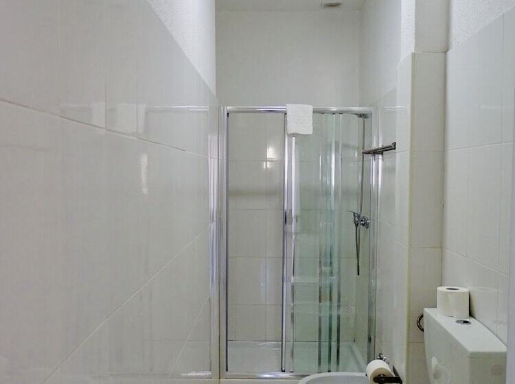 اتاق استاندارد سه نفره, Poveira