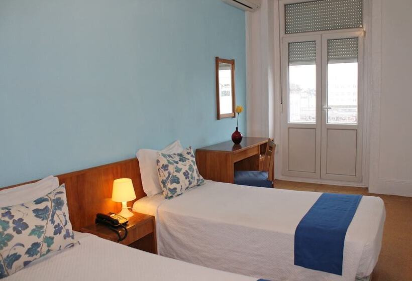 اتاق استاندارد سه نفره, Poveira