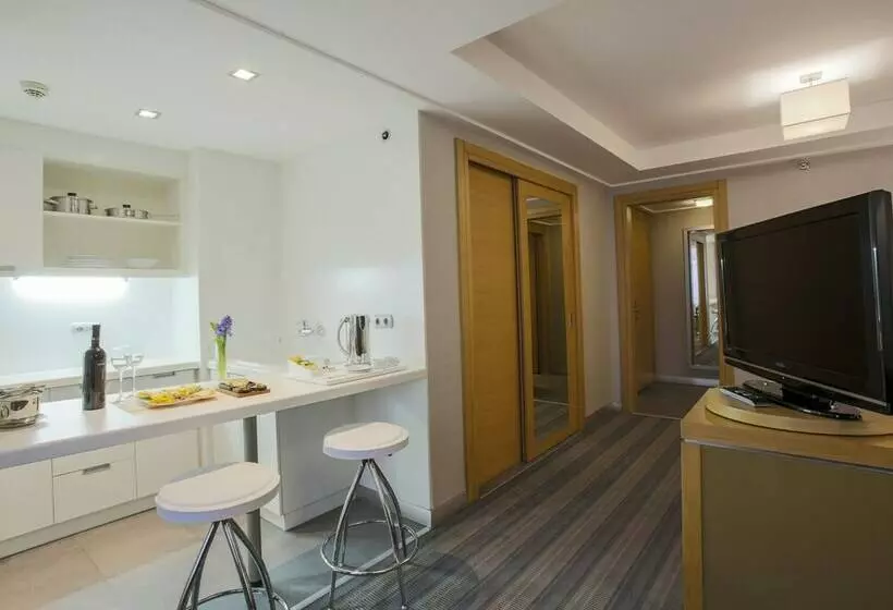 سوییت سوپریور, Housez Suites & Apartments