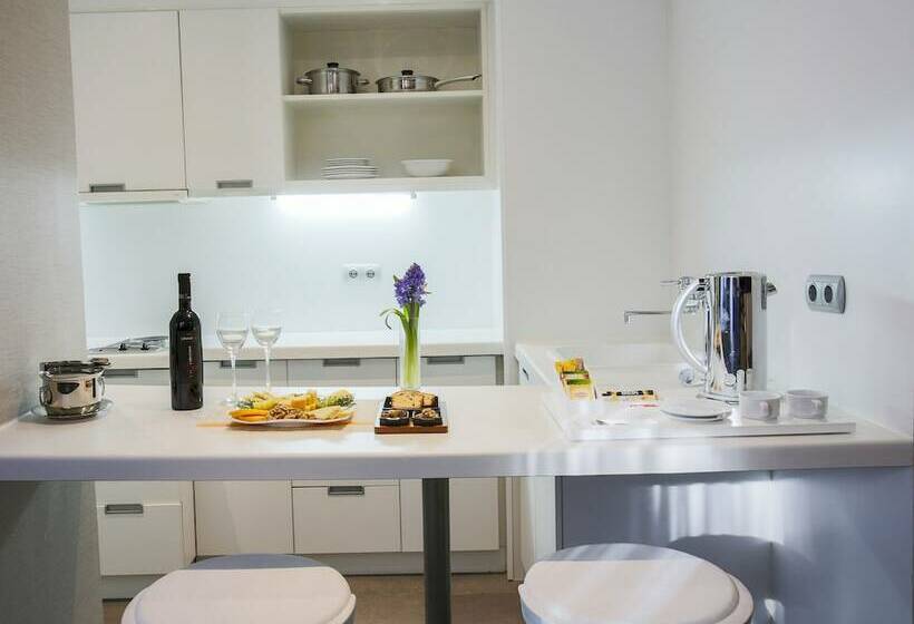 スーペリアースイート, Housez Suites And Apartments   Special Class