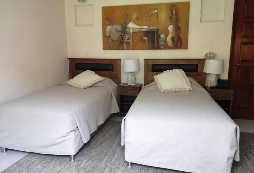 اتاق استاندارد با چشم‌انداز باغ, & Hacienda La Caravedo