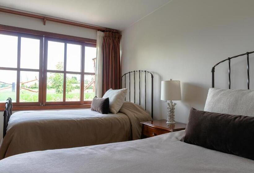 بانگلوی استاندارد 2 خوابه, & Hacienda La Caravedo