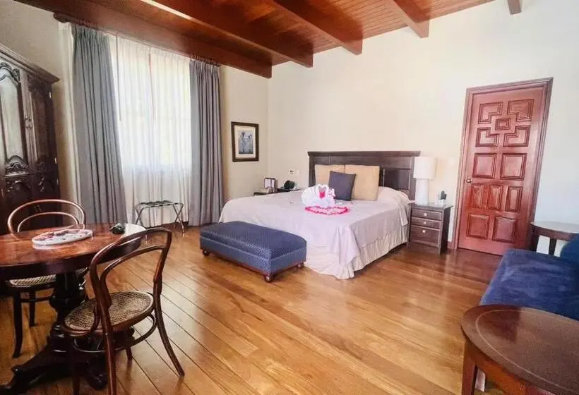 سوییت جونیور با چشم‌انداز استخر, & Hacienda La Caravedo