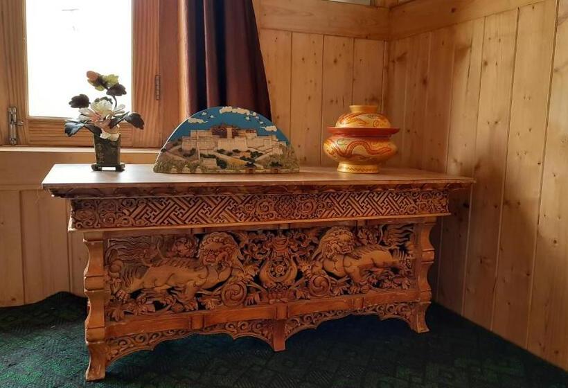 キングサイズベッドのスタンダードルーム, Namra Villa