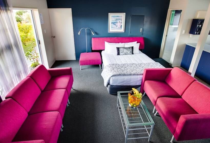 סטודיו אקזקיוטיב, Asure Colonial Lodge Motel