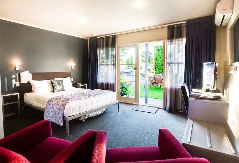 סטודיו אקזקיוטיב, Asure Colonial Lodge Motel