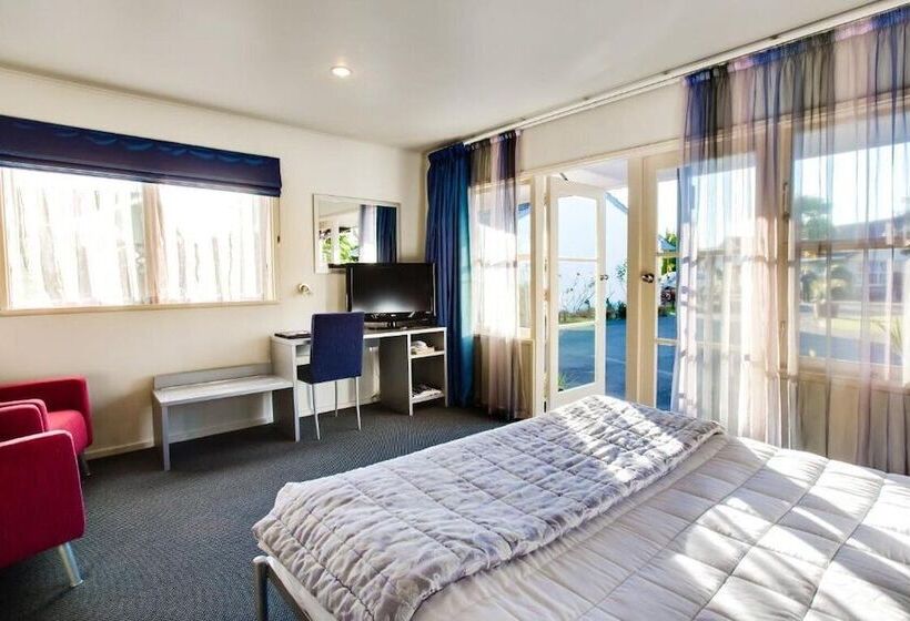 סטודיו אקזקיוטיב, Asure Colonial Lodge Motel