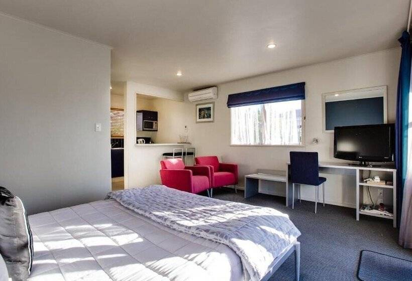 סטודיו אקזקיוטיב, Asure Colonial Lodge Motel