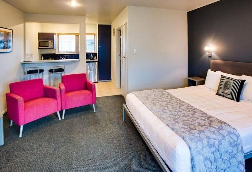 סטודיו אקזקיוטיב, Asure Colonial Lodge Motel