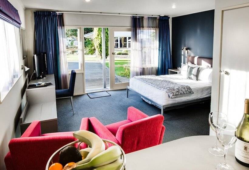 סטודיו אקזקיוטיב, Asure Colonial Lodge Motel