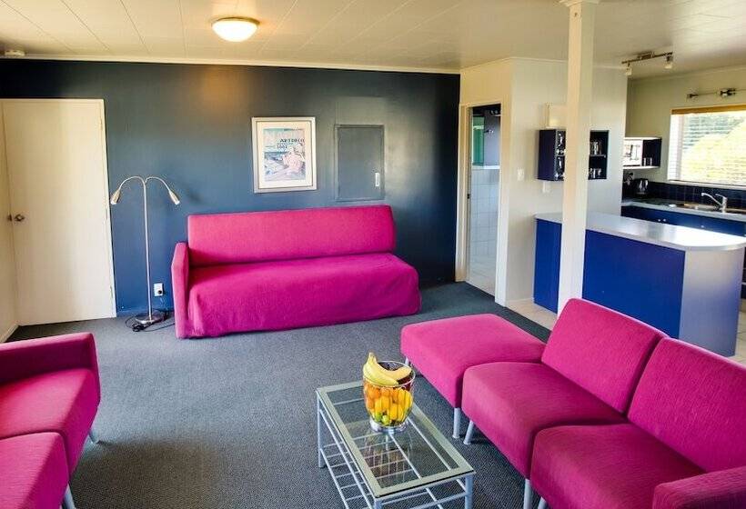 דירת שלושה חדרים, Asure Colonial Lodge Motel