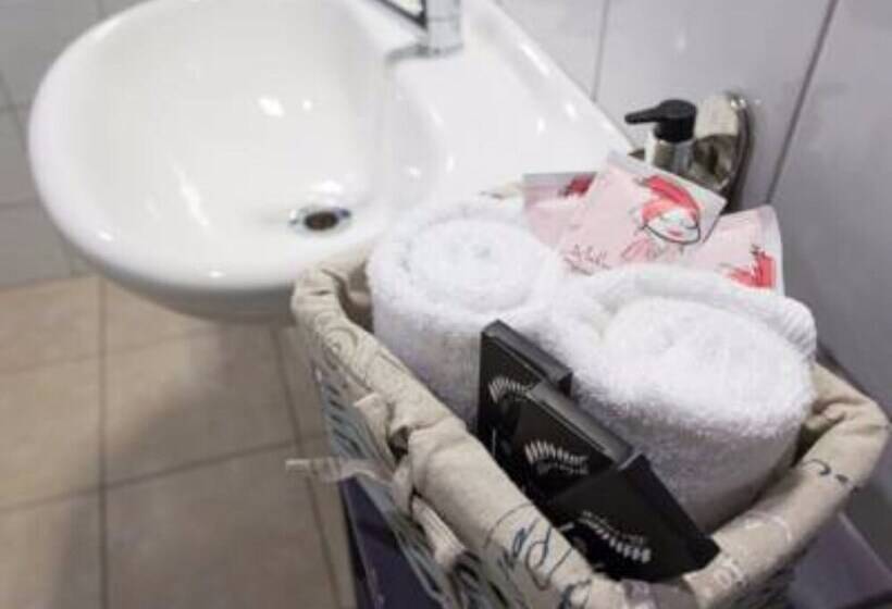 דירת שלושה חדרים, Asure Colonial Lodge Motel