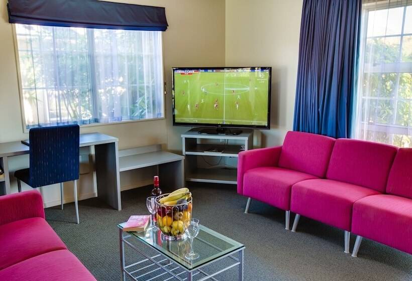 דירת שלושה חדרים, Asure Colonial Lodge Motel