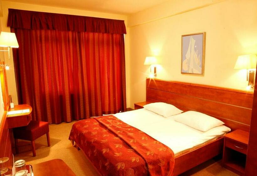 スーペリアシングルルーム, Benczur