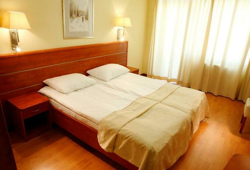 スーペリアシングルルーム, Benczur