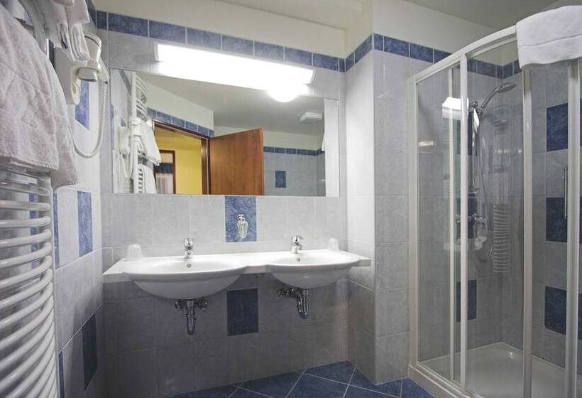 スーペリアトリプルルーム, Benczur