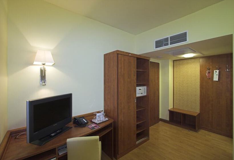 スーペリアトリプルルーム, Benczur