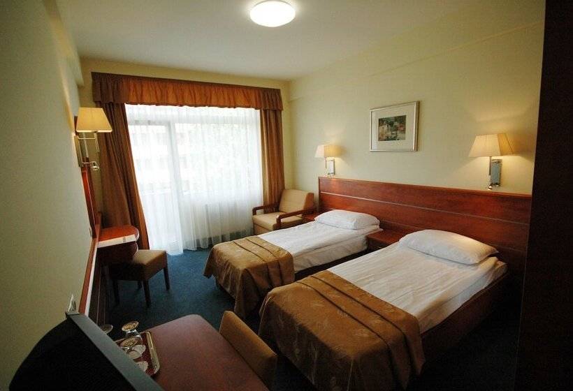 スーペリアトリプルルーム, Benczur