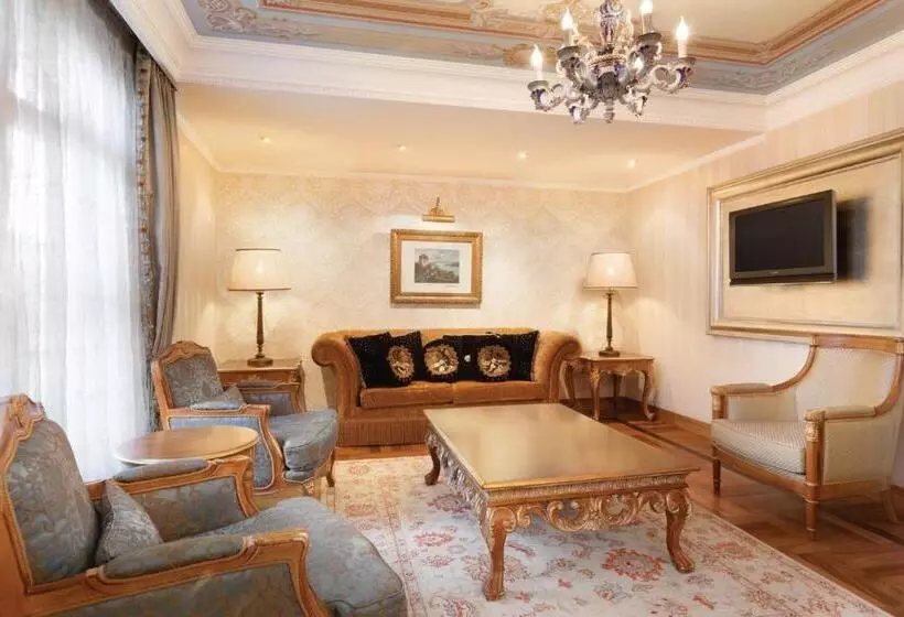 キングサイズベッドのスイートルーム, Crowne Plaza Istanbul   Old City, An Ihg
