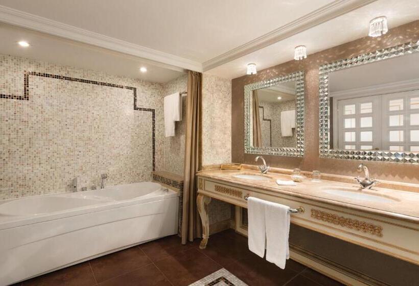 キングサイズベッドのスイートルーム, Crowne Plaza Istanbul   Old City, An Ihg