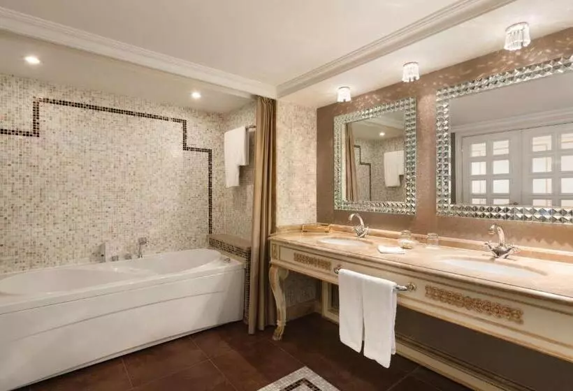キングサイズベッドのスイートルーム, Crowne Plaza Istanbul   Old City, An Ihg