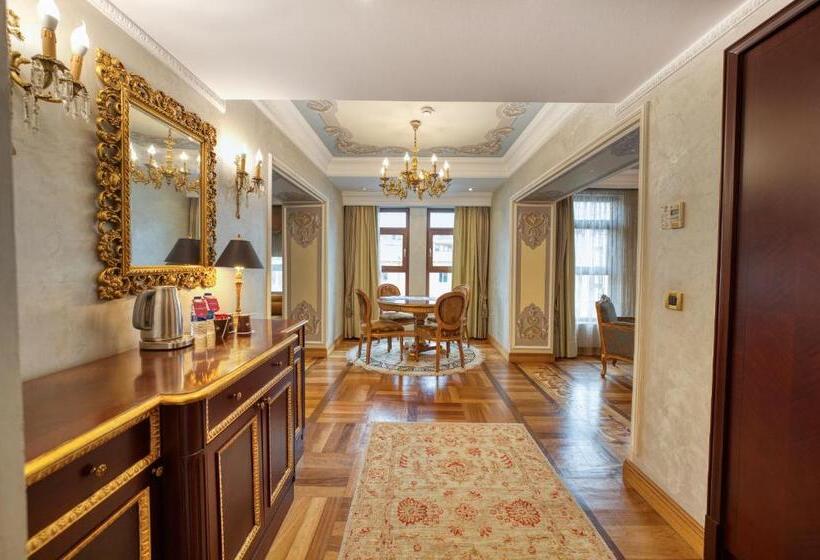 キングサイズベッドのスイートルーム, Crowne Plaza Istanbul Old City, An Ihg