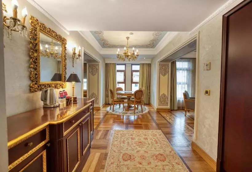 キングサイズベッドのスイートルーム, Crowne Plaza Istanbul   Old City, An Ihg