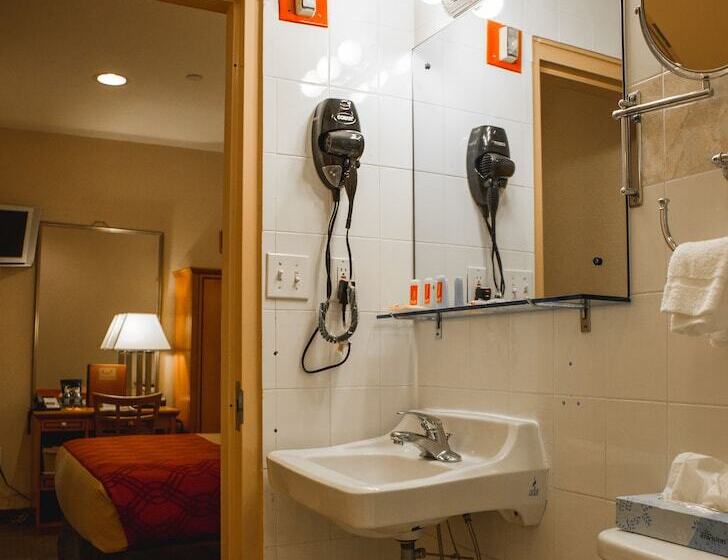 适合残疾人使用的标准间, Econo Lodge Times Square