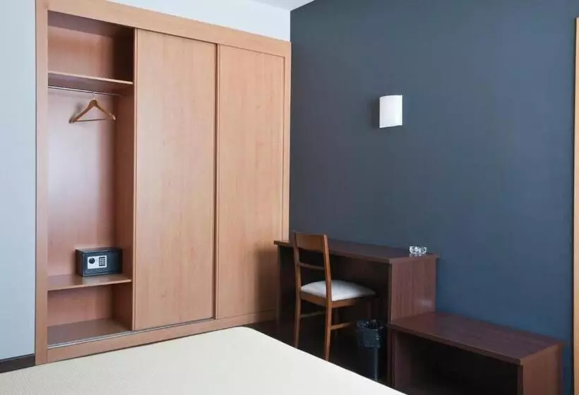 اتاق استاندارد سه نفره, Hostal T4