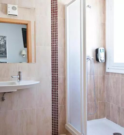 اتاق استاندارد سه نفره, Hostal T4