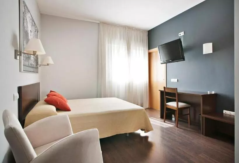 اتاق استاندارد سه نفره, Hostal T4