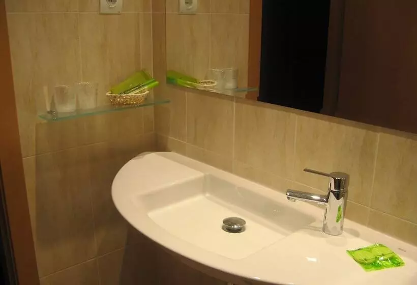 اتاق استاندارد یک نفره, Hostal T4