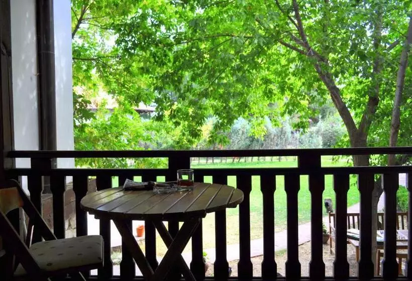 سوییت, Izvora   Garden Retreat