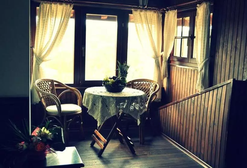 سوییت, Izvora   Garden Retreat
