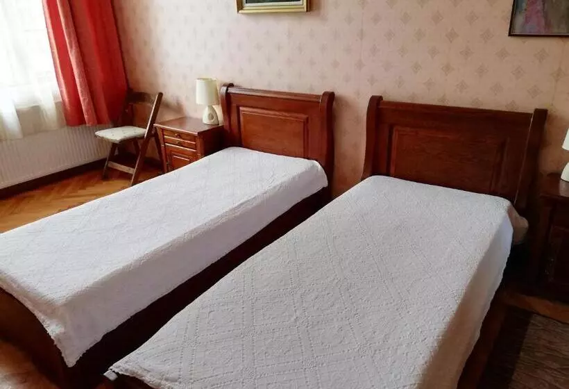 اتاق اکونومی, Izvora   Garden Retreat
