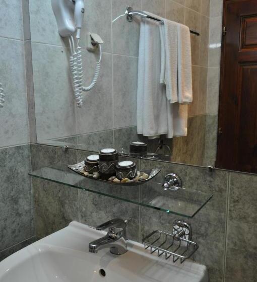 이코노미 룸, Izvora