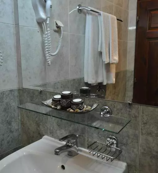 اتاق اکونومی, Izvora   Garden Retreat