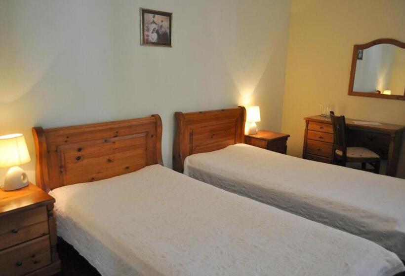 이코노미 룸, Izvora