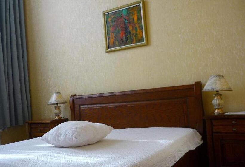 이코노미 룸, Izvora