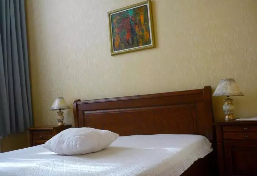 اتاق اکونومی, Izvora   Garden Retreat
