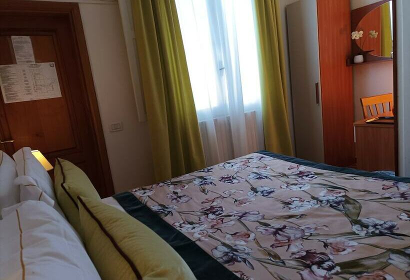 اتاق اکونومی, Maxim Axial