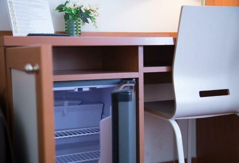 Economy Quadruple Room, Maxim Axial