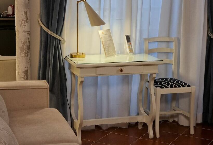 اتاق خانوادگی, Maxim Axial