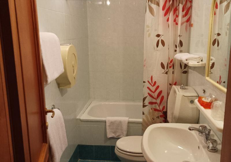 Economy Triple Room, Maxim Axial