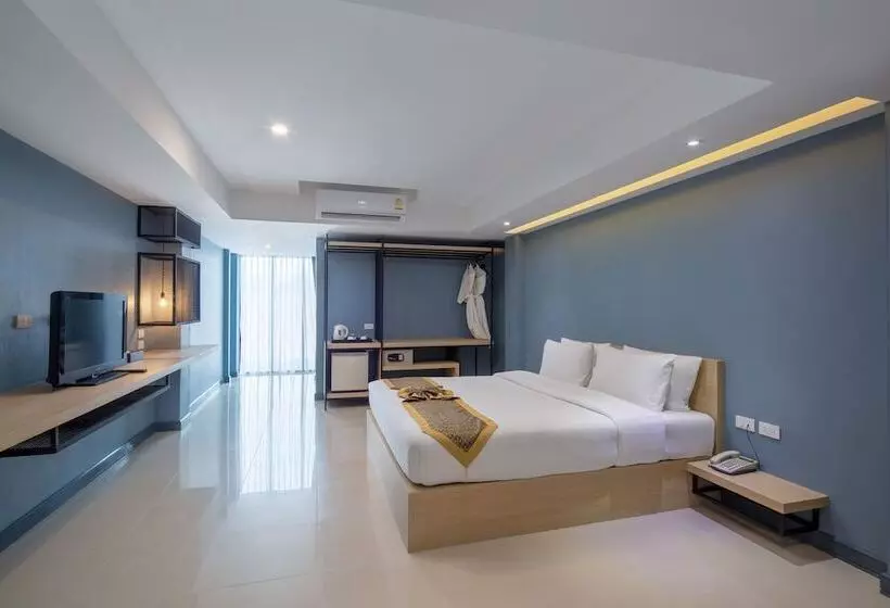 اتاق سوپریور, Nora Lakeview