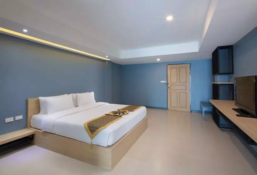 اتاق سوپریور, Nora Lakeview