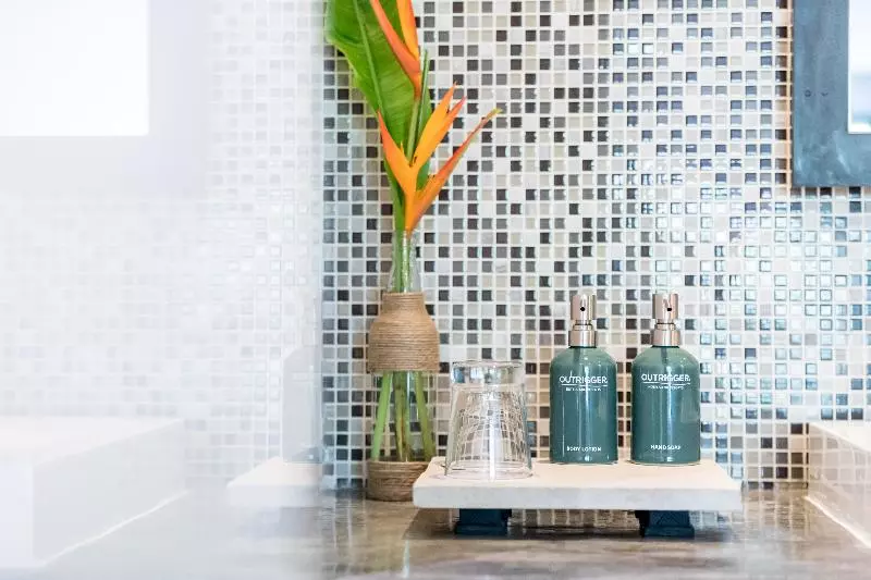 اتاق لوکس با بالکن, Outrigger Khao Lak Beach Resort