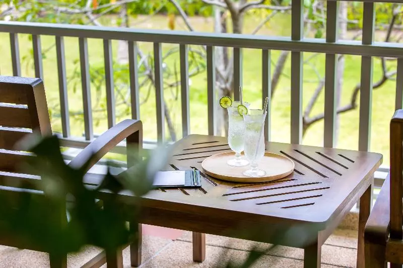 اتاق لوکس با بالکن, Outrigger Khao Lak Beach Resort